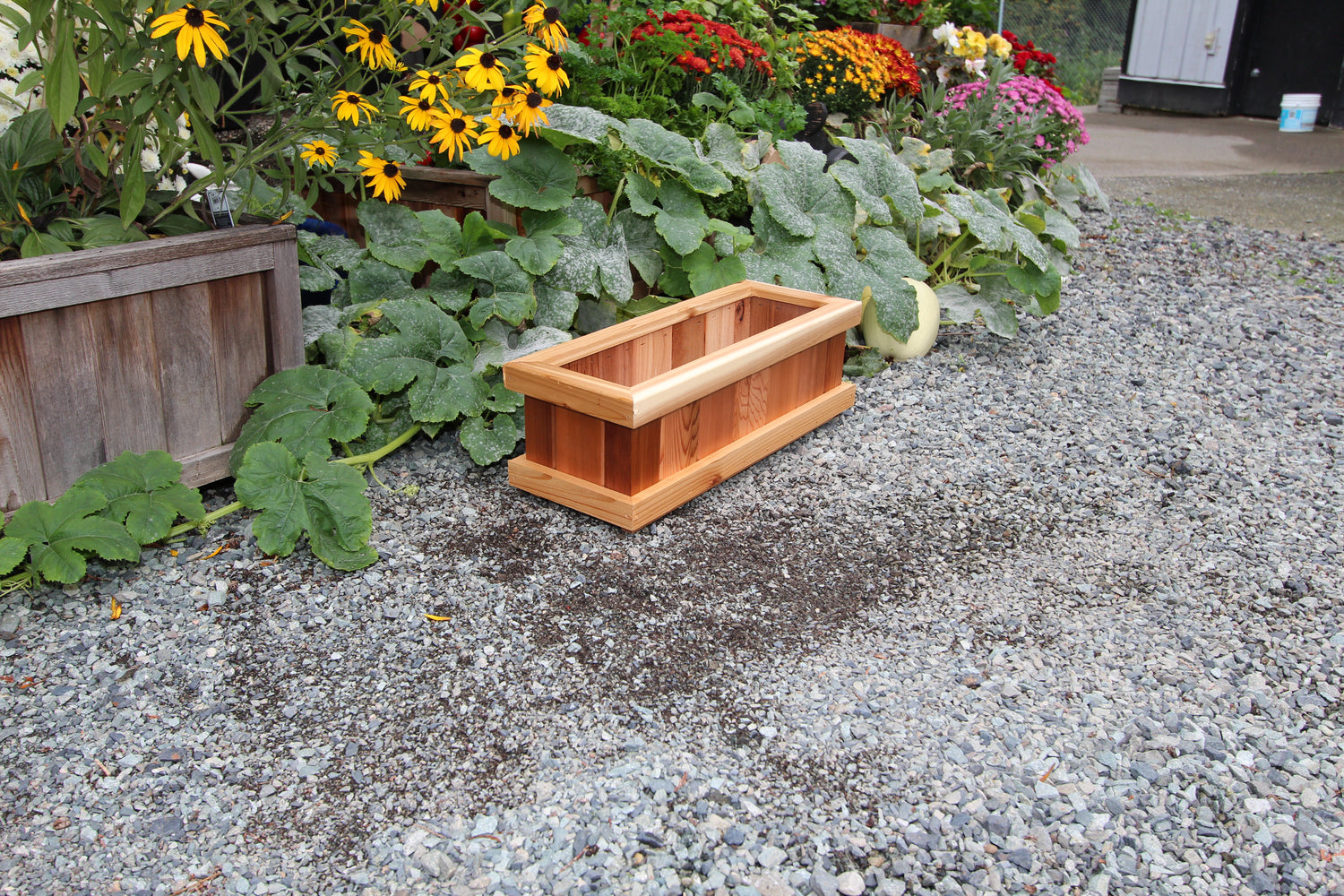 924 - 24″L x 9″W x 8″H – Red Cedar Flower Planter